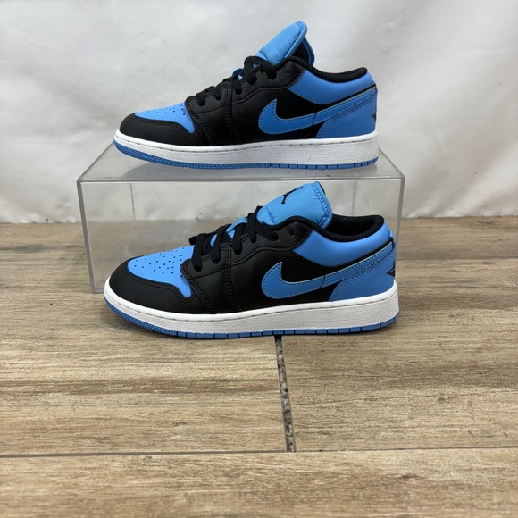 Nike Air Jordan 1 Low. Youth 4.5 Women’s 6  Color University Blue And Black. - Picture 3 of 10